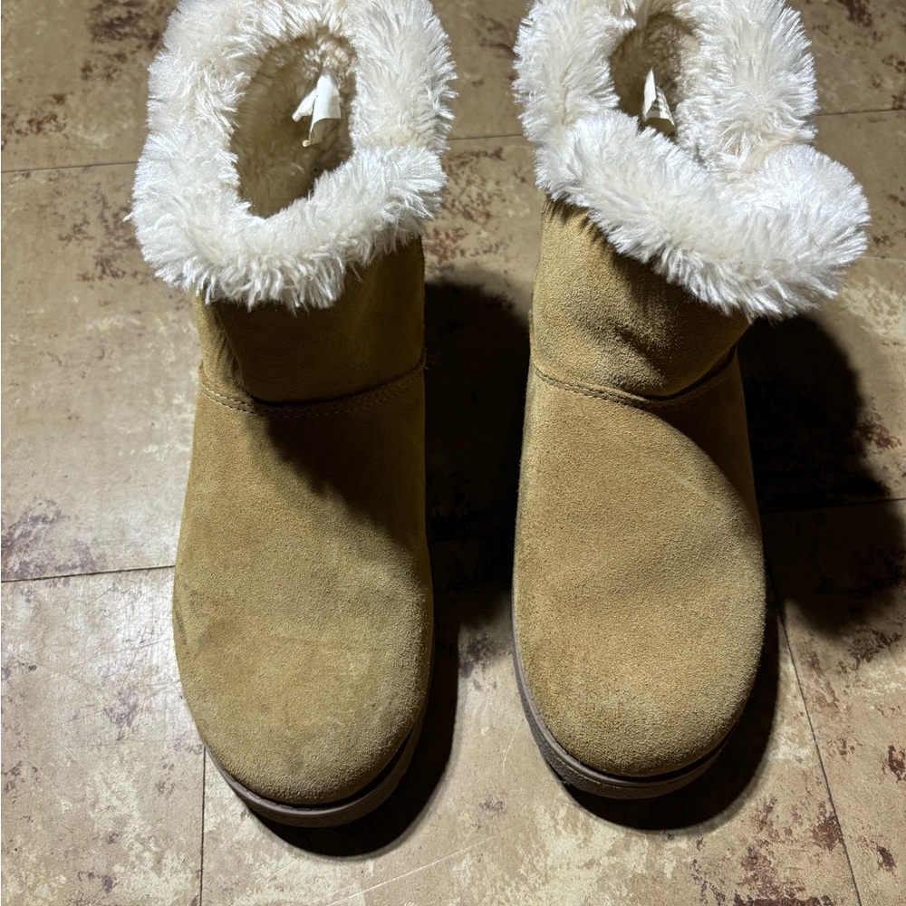Woman’s size 7 boots
